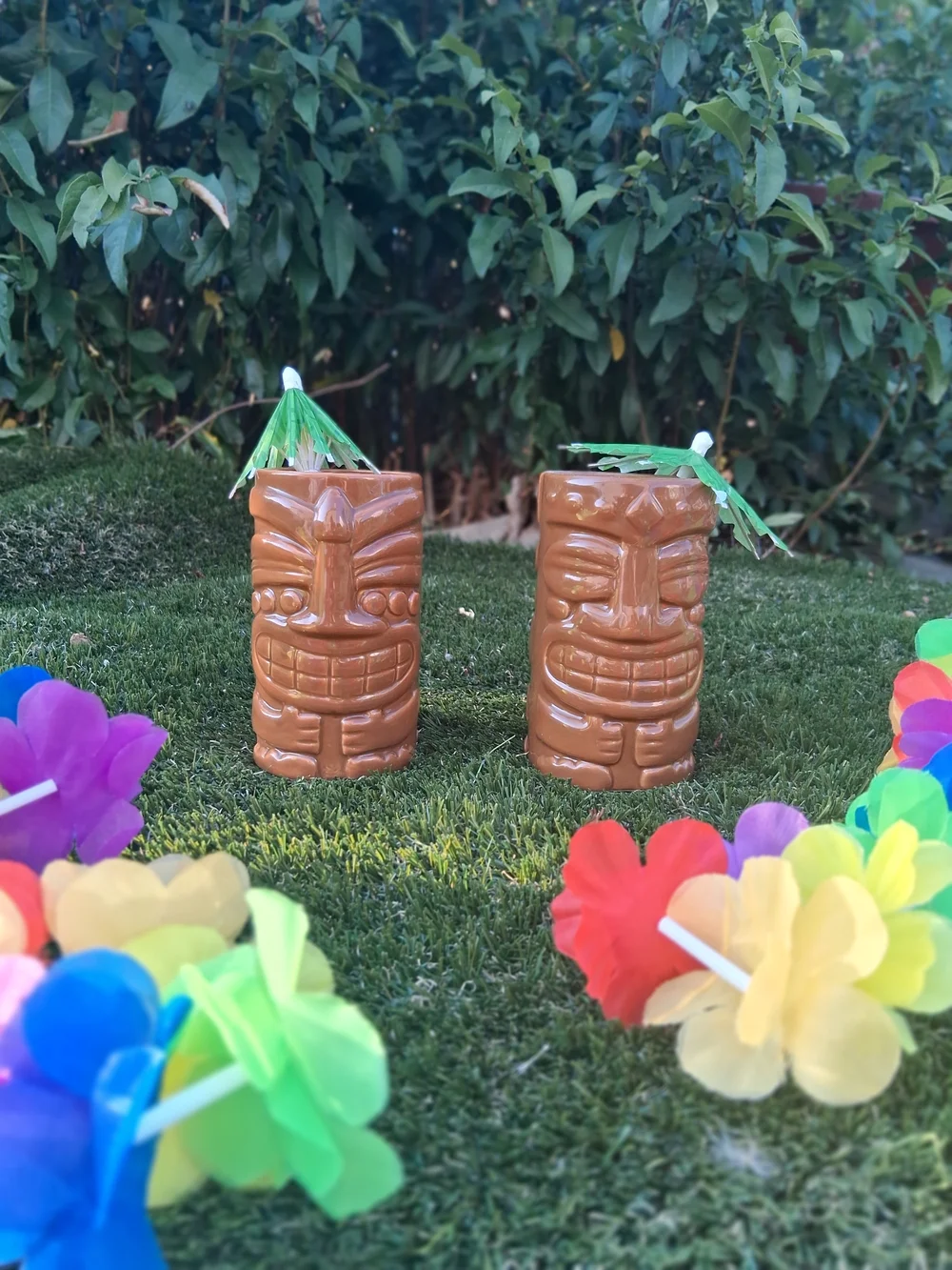 Tiki Ceramic Cocktail Mugs - Home Party Supplies. 8 Umbrellas And Leis Included